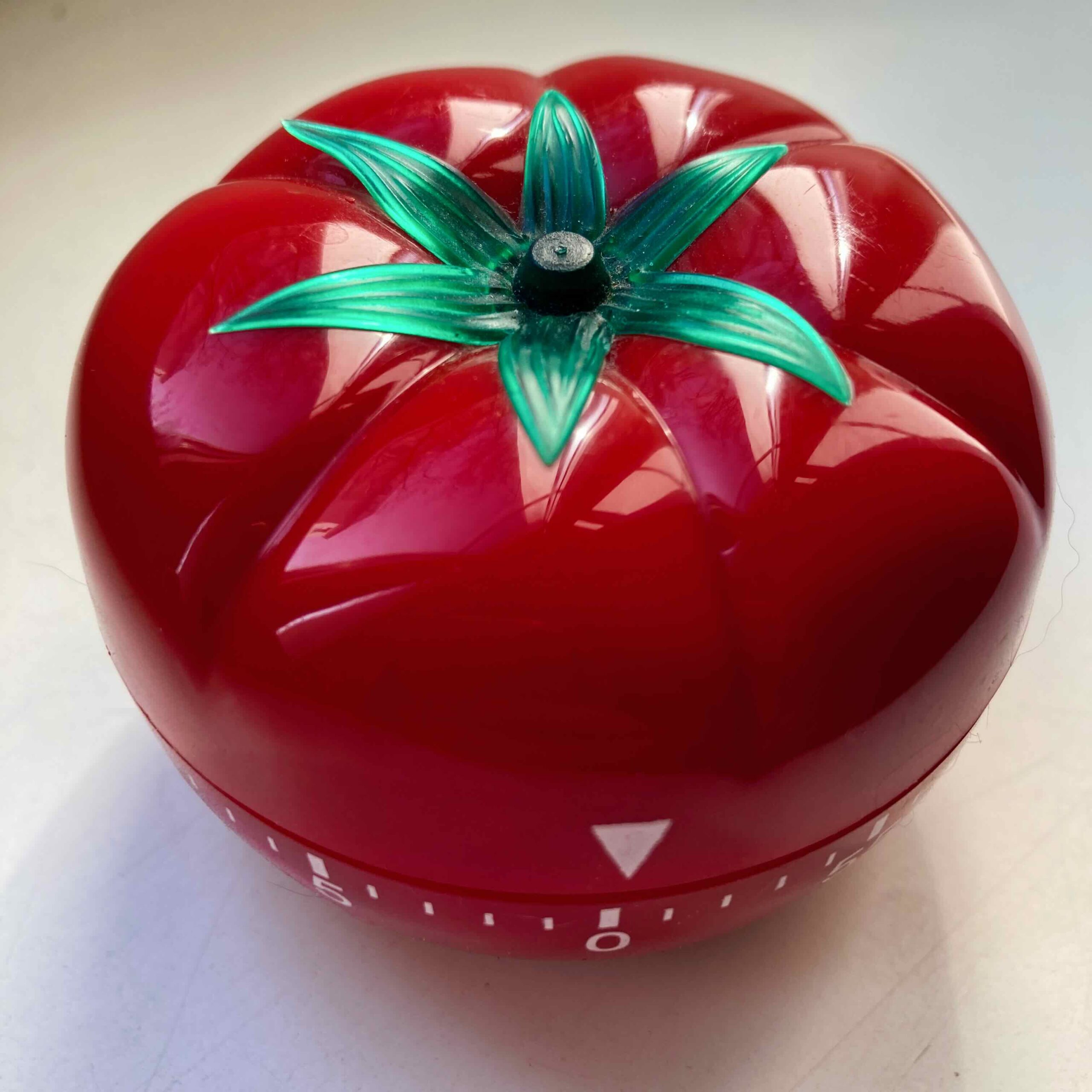 Minuteur automatique en forme de tomate pour représenter le temps gagné avec l’automatisation