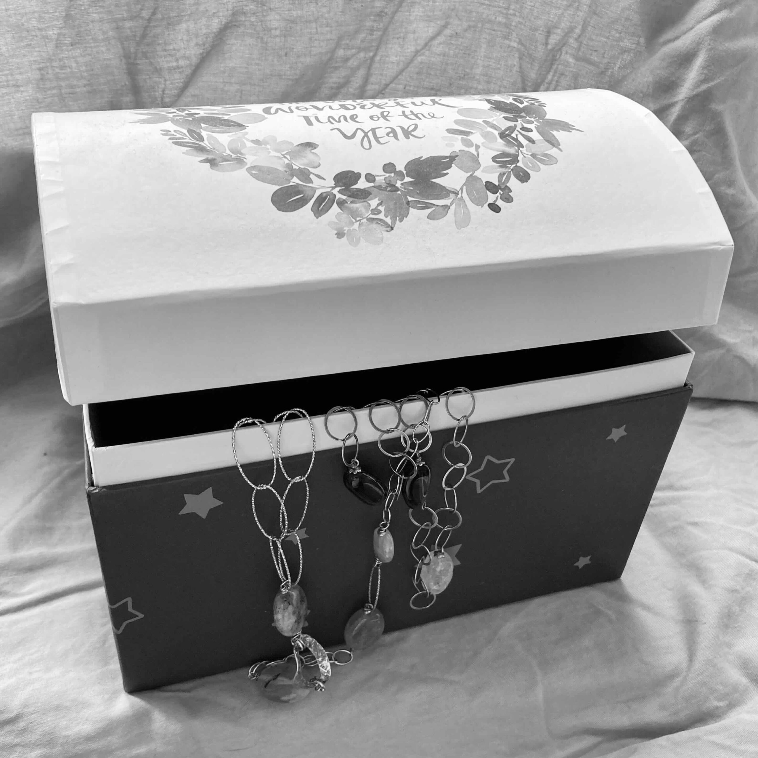 coffret avec des colliers en noir et blanc