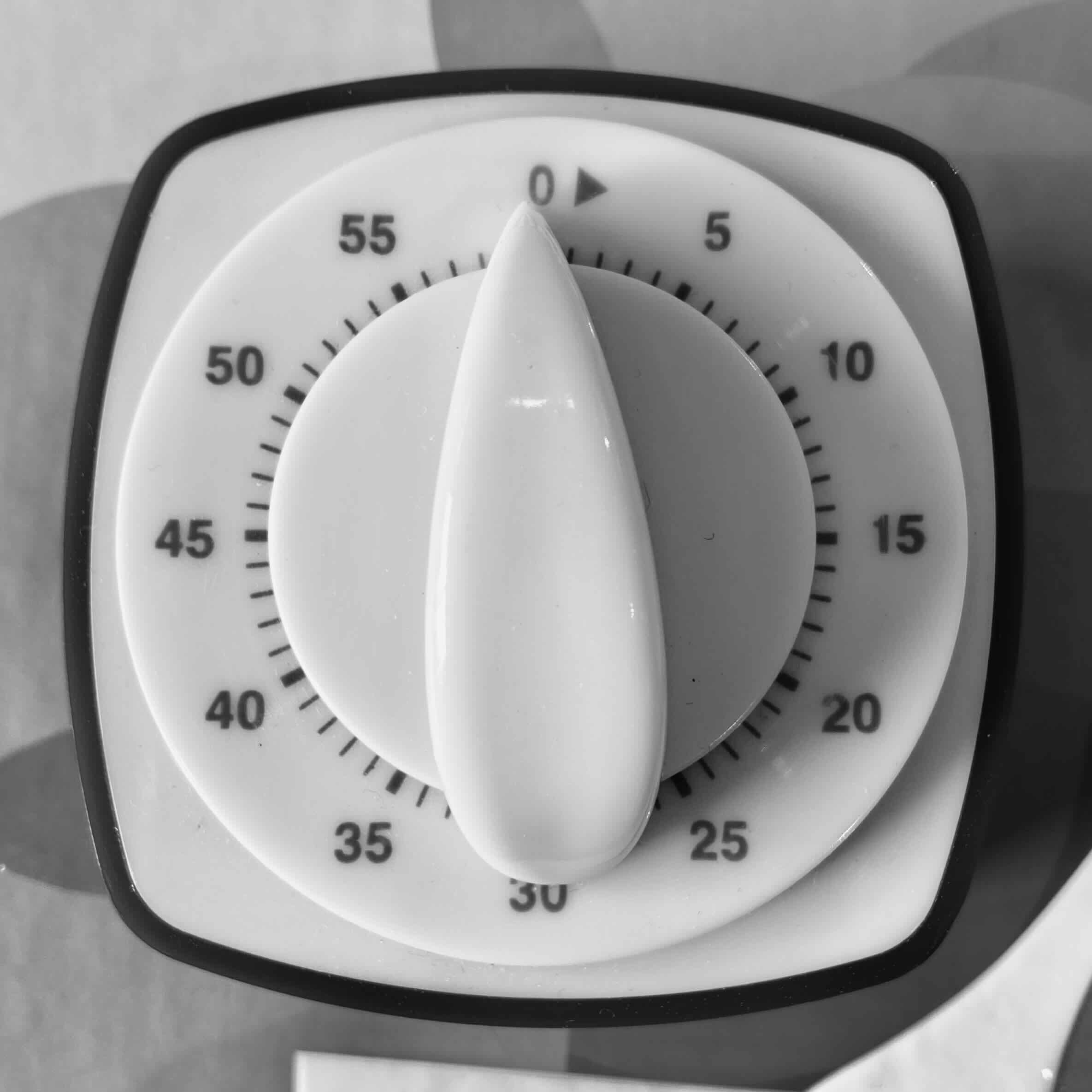 Minuteur de cuisine en noir et blanc